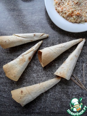 Рожок из лаваша с салатом "Мимоза" Рожок из лаваша с салатом "Мимоза"