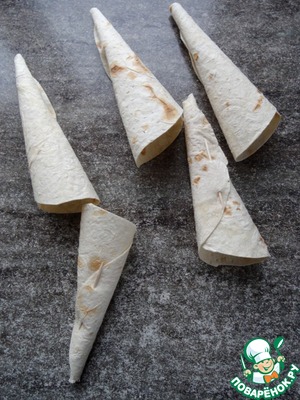 Рожок из лаваша с салатом "Мимоза" Рожок из лаваша с салатом "Мимоза"