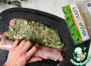 Руладин из индейки под брусничным соусом Руладин из индейки под брусничным соусом