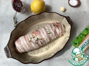 Руладин из индейки под брусничным соусом Руладин из индейки под брусничным соусом