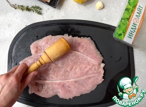 Руладин из индейки под брусничным соусом Руладин из индейки под брусничным соусом