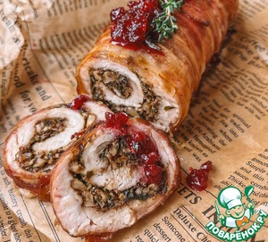 Руладин из индейки под брусничным соусом Руладин из индейки под брусничным соусом