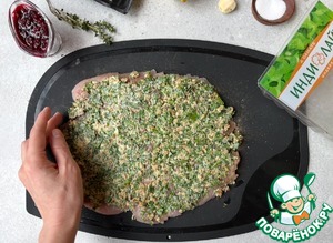 Руладин из индейки под брусничным соусом Руладин из индейки под брусничным соусом