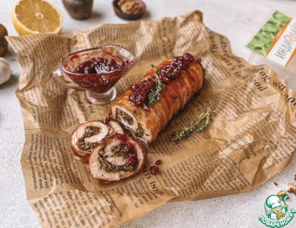 Руладин из индейки под брусничным соусом Руладин из индейки под брусничным соусом