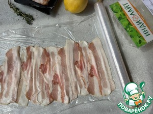 Руладин из индейки под брусничным соусом Руладин из индейки под брусничным соусом