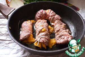 Рулетики с сыром и жареным луком