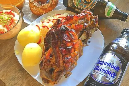 Рулька по-баварски с пивным соусом Рулька по-баварски с пивным соусом