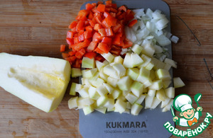 Салат "Анкл Бенс" с кабачками и яблоками