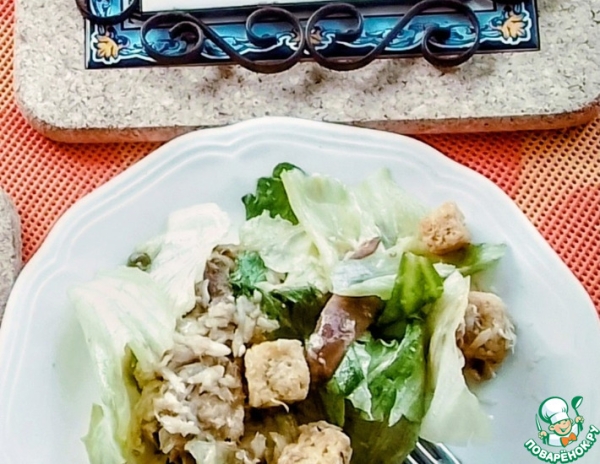 Салат "цезарь" с копчёной скумбрией