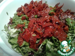 Салат "Гурман" из печени трески с вялеными помидорами