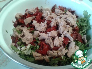 Салат "Гурман" из печени трески с вялеными помидорами