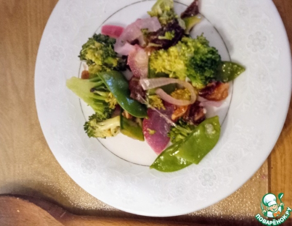 Салат из брокколи, фиников, орехов пекан Салат из брокколи, фиников, орехов пекан