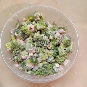 Салат из брокколи и ветчины Салат из брокколи и ветчины