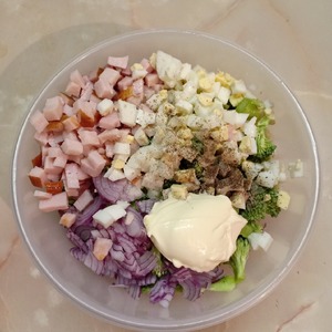 Салат из брокколи и ветчины Салат из брокколи и ветчины