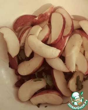 Салат из яблок, петрушки и фундука