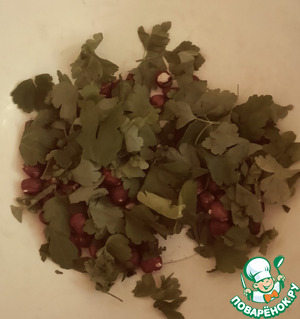 Салат из яблок, петрушки и фундука