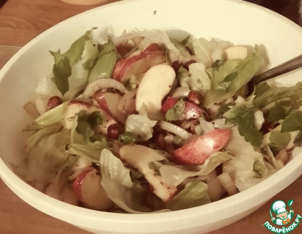 Салат из яблок, петрушки и фундука