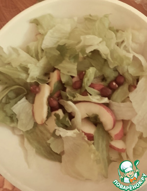 Салат из яблок, петрушки и фундука