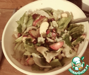 Салат из яблок, петрушки и фундука