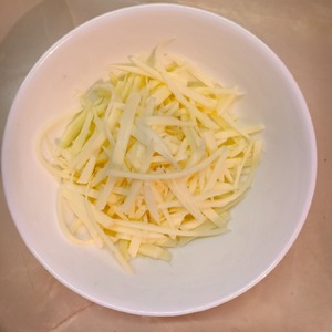 Салат из капусты с сыром чечил Салат из капусты с сыром чечил