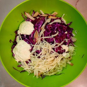 Салат из капусты с сыром чечил Салат из капусты с сыром чечил