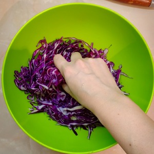 Салат из капусты с сыром чечил Салат из капусты с сыром чечил