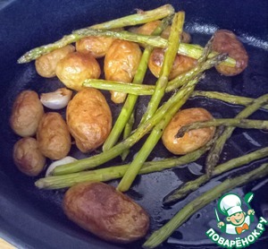 Салат из картофеля, спаржи и миндаля