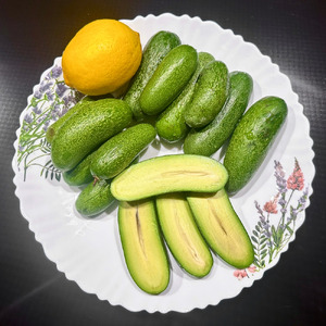 Салат из креветок и авокадо