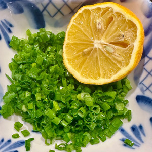 Салат из креветок и авокадо