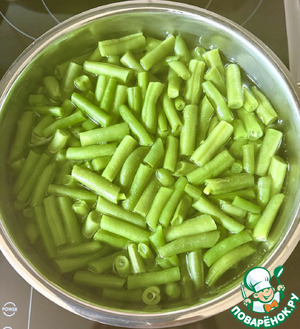 Салат из маринованной стручковой фасоли