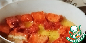 Салат из помидоров, хлеба с анчоусами