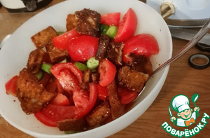Салат из помидоров, хлеба с анчоусами