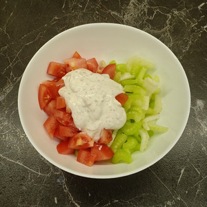 Салат из сельдерея и помидоров