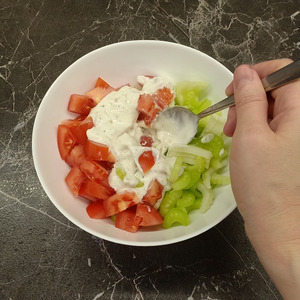 Салат из сельдерея и помидоров