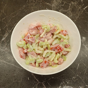 Салат из сельдерея и помидоров