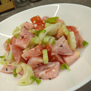 Салат из сельдерея и помидоров