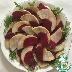 Салат из свеклы и карамелизированной груши Салат из свеклы и карамелизированной груши