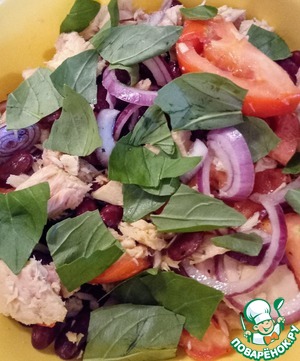 Салат из тунца, фасоли и помидоров