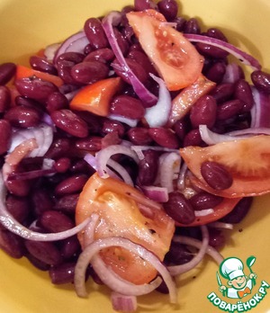 Салат из тунца, фасоли и помидоров