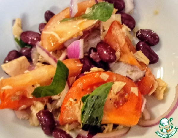 Салат из тунца, фасоли и помидоров