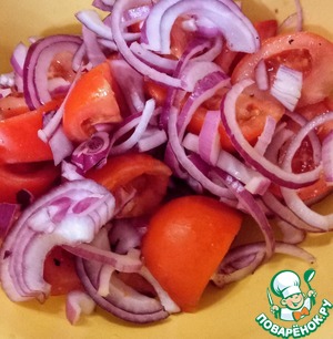 Салат из тунца, фасоли и помидоров