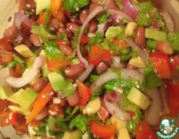 Салат с авокадо и овощами