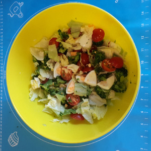 Салат с брокколи, черри и айсбергом