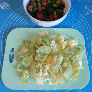 Салат с брокколи, черри и айсбергом