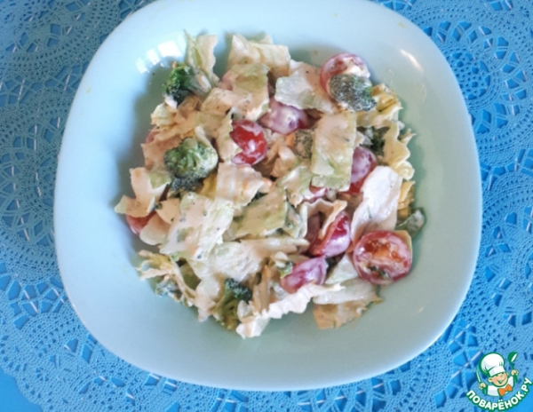 Салат с брокколи, черри и айсбергом