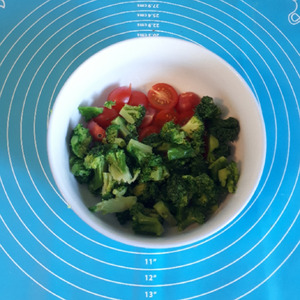 Салат с брокколи, черри и айсбергом