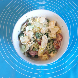 Салат с брокколи, черри и айсбергом