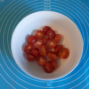 Салат с брокколи, черри и айсбергом