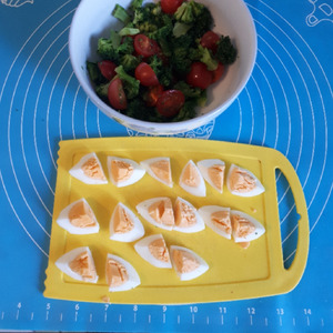 Салат с брокколи, черри и айсбергом