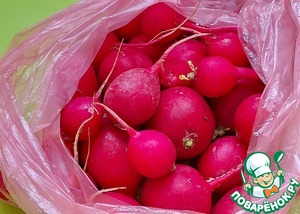 Салат с чукой, редисом и киноа